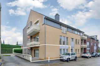 In het centrum van Zolder vinden we in de Pastoor Sakstraat dit geweldige appartement terug.<br />Bij het binnenkomen merk je meteen dat dit appartement met oog voor detail werd afgewerkt.<br />Overal werd er gewerkt met parket, de keuken is voorzien van de beste toestellen, designverlichting, ...<br />Het appartement heeft een ruime living met open keuken, een apart gastentoilet, een berging, een badkamer met toilet, drie slaapkamers en twee terrassen.<br />Ondergronds is er een garagebox.<br />Wil je dit appartement graag bezichtigen? Bel dan gerust op het nummer 0491 15 30 43 of mail naar hallo@nielsvastgoed.be <br />Ik help je graag verder.
