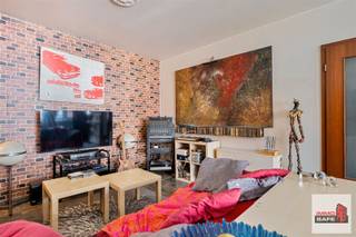 <p><span>ZWIJNDRECHT (Burcht)</span></p><p><span>Mooi gerenoveerd Appartement in Burcht, Heirbaan 116 bus 0101 : Uw Plekje Aan De Schelde Oevers!</span></p><p><span>Ben je op zoek naar een betaalbare woonplek in de nabijheid van Antwerpen ?  Zoek niet verder! Dit ruime appartement met 2 slaapkamers gelegen op de 1</span><span><sup>ste</sup></span><span> verdieping wacht om ontdekt te worden. </span></p><p><span>Of u nu op zoek bent naar een comfortabele thuis voor uzelf of u kijkt uit naar een slimme investering, Dit appartement heeft het allemaal!</span></p><p><span>Is deels moment gerenoveerd. Nieuwe foto's volgen van zodra de werken zijn afgerond !</span></p><p><span>Kenmerken van dit appartement :</span></p><p><span>·         Ruime woonkamer - perfect om te ontspannen en te vermaken </span></p><p><span>·         Volledig ingerichte keuken (met koelkast en oven) - laat uw culinaire creativiteit de vrije loop </span></p><p><span>·         Badkamer met dubbele wastafel en ligbad - voor ontspanning na een lange dag </span></p><p><span>·         2 gezellige slaapkamers - ideaal voor u en uw gasten </span></p><p><span>·         Een handige berging - voor al uw opslagbehoeften </span></p><p><span>·         Hoogwaardige afwerking - met mahonie fineerdeuren en natuurstenen vloeren</span></p><p><span>·         Voorzien van </span><span>7 privatieve zonnepanelen</span><span> </span></p><p><span>·         </span><span>nieuwe zeer energiezuinige warmtepomp MIDEA (A+++ label). Wandmodel met koeling en bediening via WIFI of afstandbediening. EPC : A.</span></p><p><span>·         Bonus : mogelijkheid tot aankoop garage.  Dit staat garant  voor de veiligheid van uw voertuig.</span></p><p><span> </span></p><p><span>Geweldige locatie :</span></p><p><span>·         Gemakkelijke toegang tot bussen naar Temse, Sint-Niklaas en Antwerpen</span></p><p><span>·         Treinstation op minder dan 2 km afstand</span></p><p><span>·         Diverse winkels, supermarkten, apotheken en meer in de buurt</span></p><p><span>·         Minder dan 1 km naar de autosnelweg</span></p><p><span>·         Omgeven door groene ruimtes en naast sportpark De Wallen met tennisbanen en voetbalvelden</span></p><p><span> </span></p><p><span>Investeringskans :</span><span> Dit pand is niet alleen een perfecte plek om te wonen, maar het is ook een geweldige investeringsopportuniteit met een bruto-rendement van 4,057%. Verhuurd sinds september 2008.</span></p><p><span>Grijp nu uw kans en maak van dit prachtige appartement uw eigen stukje paradijs. </span></p><p><span> </span></p><p><span>Neem vandaag nog contact op met Martial op 0475 82 76 66 of stuur een mail naar martial@immosafe.be</span></p>