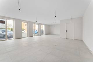 Deze gelijkvloerse handelsruimte van 76m² op commerciële ligging is te koop in Vichte. Het handelspand is gelegen in residentie Rembrandt en...