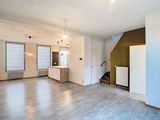 Ce confortable appartement en duplex est situé dans la rue commerçante de Poperinge, près de la gare et de la Grote Markt. Il est situé aux premier...