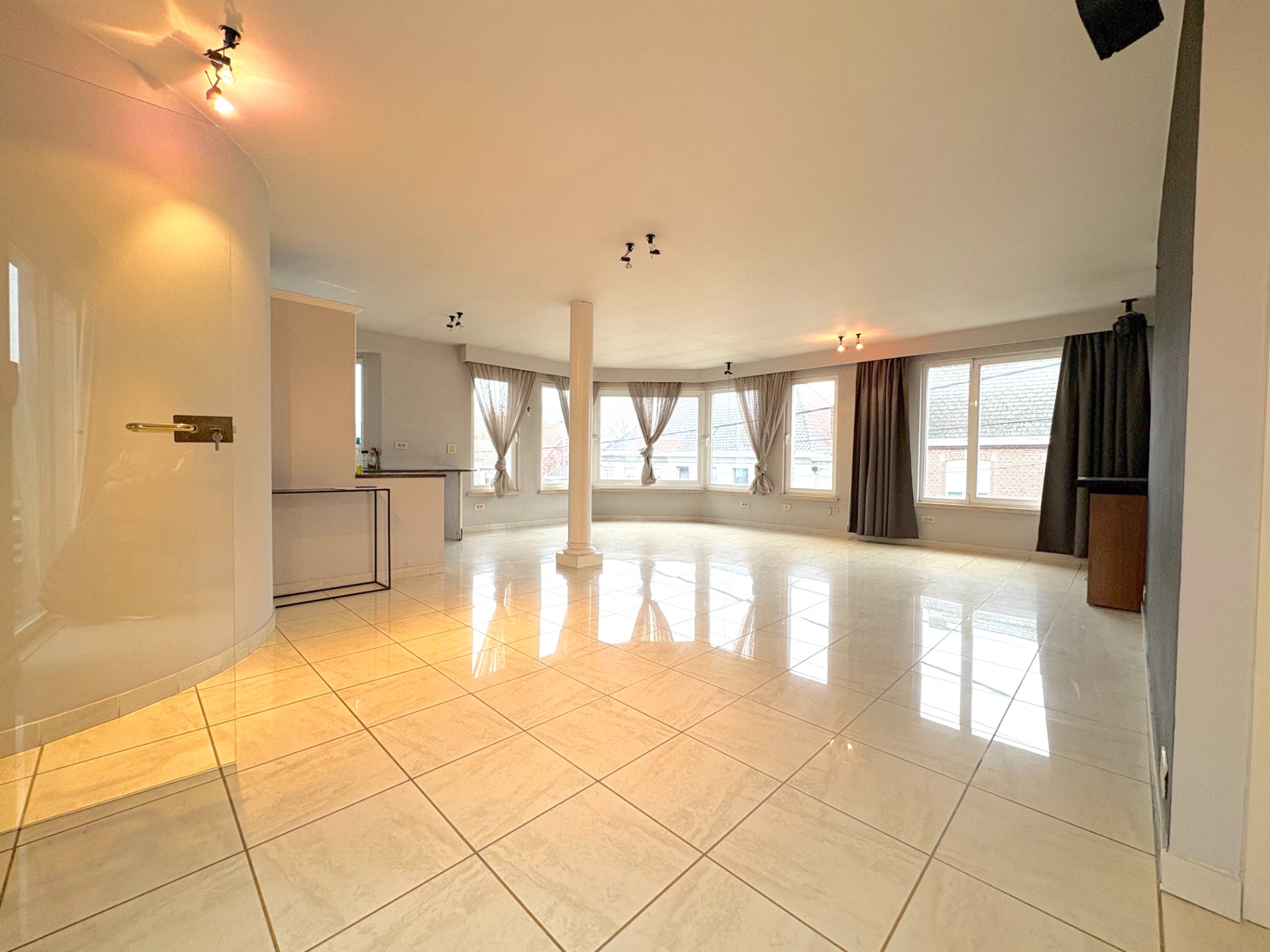 Lichtrijk duplex appartement met 3 slaapkamers en 2 badkamers in het charmante Outrijve (Avelgem)! - foto 2