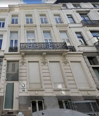 La maison date de 1930 et se compose de 766m2 de bureaux du rez-de-chaussée au 4ème étage et d'un appartement récemment rénové au -1 de 190m². L'appartement est loué. La propriété a été rénovée il y a 10 ans (nouvelle toiture, chaudière à gaz, panneaux solaires, électricité). Elle se compose de hauts plafonds, de portes en bois, de parquet ou de moquette, d'une cuisine équipée, un lounge et d'une terrasse. La maison est située dans un quartier agréable à proximité du petit ring et de nombreux établissements de restauration. Stationnement en rue ou parkings publics à 250m.