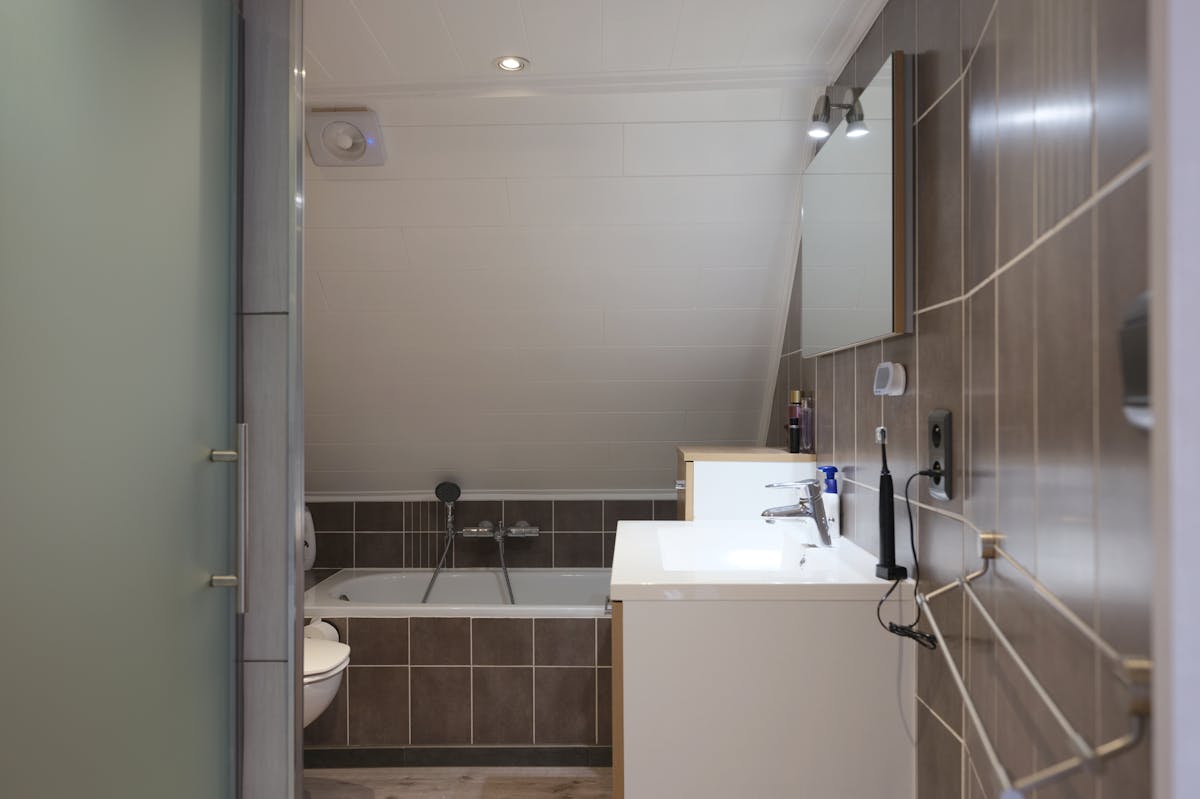 Ruime woning op unieke commerciële locatie in Westrozebeke - foto 5