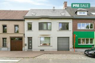 De eigendom wordt aangeboden via de Pre-sale formule. Op 16/09/2026 tussen 17:00 en 18:30 kan u het huis op afspraak komen bezichtigen en een bod uitbrengen uiterlijk op 18/09/2026 tot 10:00. De vermelde prijs is een instelprijs. <br /><br />Deze ruime burgerwoning is gelegen in het charmante Velzeke, op slechts enkele minuten rijden van het centrum in Zottegem. Hier geniet u van een fijne woonomgeving met landelijk karakter, vlakbij: winkels, scholen, openbaar vervoer en belangrijke verbindingswegen. <br /><br />De woning is energiezuinig (EPC C) en heeft een bruikbare oppervlakte van 262 m². <br /><br />INDELING:<br />Gelijkvloers: <br />* inkomhal <br />* leefruimte met aansluitende eetruimte <br />* keuken (1 jaar oud - Dovy keuken)<br />* apart toilet<br />* kelder<br />* inpandige garage <br /><br />Eerste verdieping:<br />* slaapkamer 1<br />* slaapkamer 2<br />* slaapkamer 3<br />* nieuwe badkamer met inloopdouche en toilet<br />* berging / bureauruimte <br /><br />Tweede verdieping:<br />* vaste trap naar zolder (mogelijkheid tot creëren van extra kamers)<br /><br />ALGEMENE INFORMATIE: <br />* elektriciteit conform<br />* dakisolatie aanwezig <br />* centrale verwarming op aardgas<br />* nieuwe laminaat vloer<br />* nieuwe keuken en badkamer (1j oud)<br />* aansluiting voor zonnepanelen voorzien<br />* dak vernieuwd in 2015<br />* ramen vernieuwd in 2006 (achteraan) en 2014 (vooraan)<br />* spouwmuren geïsoleerd in 2014<br /><br />De eigendom wordt aangeboden via de Pre-sale formule. Van 16/09/2026 om 17:00 tot 18/09/2026 om 10:00 kan u het huis op afspraak komen bezichtigen en een bod uitbrengen. De vermelde prijs is een instelprijs. Voor meer info, gelieve contact op te nemen met de dossierverantwoordelijke.<br /><br />Bestuursmaatregelen in het maatregelenregister: nee