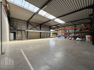 Fenomenaal gelegen bedrijfsgebouw bestaande uit 767 m² magazijn met mezzanine en verhard buitenterrein. Op een topligging langs én met visibiliteit van de <strong>E17</strong>, op amper 750 m van exit <strong>Kruishoutem</strong>.<br /><br />De loods (met mezzanine) heeft een <strong>vrije hoogte van 6 m</strong> is voorzien van een sectionale poort, polybetonvloer en lichtstraat met rookluik. Aanwezigheid van oa. een alarmsysteem, geïsoleerd steeldeck en ledverlichting. Tevens is er ruime parkeer- en manoeuvreerruimte voorzien op de site met een<strong> verhard buitenterrein</strong> van ca. 600 m², ook ideaal als extra buitenstockage. <strong>Onmiddellijk beschikbaar!</strong><br /><br />Contacteer <strong>PANORAMA B2B</strong> voor bijkomende inlichtingen, plannen of een vrijblijvend plaatsbezoek <strong>0477 02 09 02</strong>.