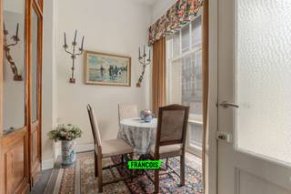 Unieke rijwoning “Villa Carmen” in het hart van Blankenberge, op een steenworp van het strand, het bruisende centrum en het openbaar vervoer. <br /><br />Deze charmante bel-etagewoning combineert een centrale ligging met een authentiek karakter. Villa Carmen wordt gekenmerkt door grote raampartijen die zorgen voor een overvloed aan natuurlijk licht, evenals prachtige hoge plafonds die elke ruimte een ruimtelijk en statig gevoel geven. Typische elementen van de bel-etage, zoals de verhoogde leefruimte en de karaktervolle gevel, dragen bij aan de unieke uitstraling van deze woning. <br /><br />De woning omvat vier ruime slaapkamers en biedt een functionele indeling met tal van mogelijkheden om je eigen stijl en smaak toe te voegen. Bovendien heeft het huis een volledige kelder, wat extra opslagruimte of inrichtingsmogelijkheden biedt, afhankelijk van uw behoeften. Het huis is al voorzien van dubbele beglazing.<br /><br />