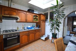 Ontdek het potentieel van deze ruime gezinswoning, ideaal gelegen aan de stadsrand van Mechelen. Met een bewoonbare oppervlakte van circa 193 m² en maar liefst 4 slaapkamers, biedt dit pand de perfecte basis om, na renovatie, uw droomhuis te creëren.<br /><br /><u><strong>Indeling en kenmerken:</strong></u><br />De woning verwelkomt u met een doorzonwoonkamer die overloopt in de eetkamer en open keuken. Vanuit de keuken heeft u directe toegang tot de tuin, een fijne buitenruimte met veel potentieel.<br /><br />Op de bovenverdiepingen bevinden zich:
<ul>
<li>Tussenverdieping: badkamer.</li>
<li>Eerste verdieping: 2 volwaardige slaapkamers.</li>
<li>Tweede verdieping: 2 volwaardige slaapkamers waarvan ééntje met vide.</li>
</ul>
<br /><u><strong>Locatie en troeven:</strong></u><br />De ligging is een absolute troef. U woont aan de stadsrand, maar met alle nodige voorzieningen binnen handbereik:<br /><br />Vlotte verbinding naar het station.<br />Winkels, scholen en openbaar vervoer op wandelafstand.<br />Snelle toegang tot belangrijke invalswegen.<br /><br />Interesse?<br />Grijp deze kans en maak van dit huis uw nieuwe thuis. Voor meer informatie of een bezichtiging, neem gerust contact op via 0494 03 06 40 of michael@immovos.be.<br />
