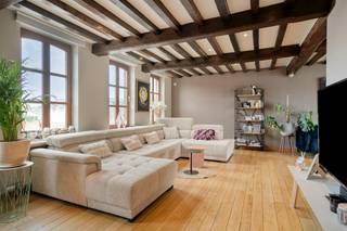 Ruime herenwoning met 4 slaapkamers en magazijn van ca. 500 m² in Deerlijk<br /><br />Op zoek naar een ruime woning waar wonen en werken perfect te combineren zijn? Deze karaktervolle herenwoning met brede gevel in Deerlijk biedt een unieke combinatie.<br /><br />Bij het binnenkomen word je verwelkomd in een statige, karaktervolle inkomhal. Het gelijkvloers is praktisch ingericht en beschikt over een kantoor- of ontvangstruimte, wasplaats, dubbele garage en een ruime loods van ca. 500 m². Dankzij de sectionale poort is de loods vlot toegankelijk en bijzonder geschikt voor opslag, atelier of zelfstandige activiteiten.<br /><br />Op het eerste verdiep bevindt zich een bijzonder ruime en lichtrijke leefruimte met een mooie parketvloer en open haard. Aansluitend is er een ingerichte leefkeuken met berging. Zowel vanuit de leefruimte als vanuit de keuken heb je rechtstreeks zicht op het grote, zuidwestgeoriënteerde terras.<br /><br />Op het tweede verdiep bevinden zich 4 kamers waarvan 3 voorzien met airco. Verder is er een volledig uitgeruste badkamer met zowel een bubbelbad als douche.<br /><br />Algemene info:<br />- Dubbele beglazing, houten ramen<br />- CV op mazout<br />- 21 zonnepanelen<br />- Warmtepomp<br />- Zuidwestgeoriënteerde terras<br /><br />Voor meer informatie of het inplannen van een bezoek kunt u contact opnemen met Isabel via 0472 18 38 04 of isabel.lambert@dewaele.com.<br /><br /><br /><br />Bestuursmaatregelen in het maatregelenregister: nee