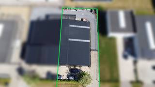 Vlakbij de ring richting het stadscentrum van Roeselare bevindt zich deze recente en functionele loods met een oppervlakte van ca. 345 m² en een vrije hoogte van 4 meter. De loods is gelegen op een perceel van 959m² in een verzorgd bedrijvencomplex en geniet van een vlotte verbinding met de E403 en de A17.<br /><br />Via drie brede sectionaalpoorten is de loods makkelijk toegankelijk voor voertuigen en leveringen. Aan de achterzijde bevindt zich een afgesloten buitenzone, ideaal voor extra stockage, bereikbaar via een automatische poort.<br /><br />Een bijkomend voordeel is de aparte bureauruimte, verdeeld over twee niveaus, met een eigen ingang. Deze afzonderlijke kantoorunit zorgt voor een duidelijke scheiding tussen werk- en opslagruimte en biedt heel wat mogelijkheden voor administratie of ontvangst van klanten. Daarnaast is er nog een apart toilet en een kitchenette.<br /><br />Er is een regenwaterput van 10.000L aanwezig.<br /><br />