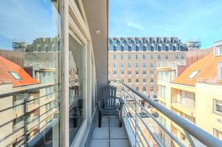 Gerenoveerd appartement met één slaapkamer en zongericht terras gelegen op de vijfde verdieping van de Residentie "De Kogge", Ijzerstraat 1. Dit appartement is rustig doch ideaal gelegen vlakbij de winkels, horeca en op 100 meter van de Zeedijk. <br /><br />Privatieve kelderberging in het gebouw.<br /><br />Indeling:<br />- inkomhal met ingemaakte kasten of plaats voor stapelbed<br />- lichtrijke woonkamer met open keuken (23m²) voorzien van koelkast met diepvriesvakje, elektrische kookplaat, microgolfoven, vaatwas en dampkap<br />- slaapkamer (9m²)<br />- badkamer (4m²) met douche, lavabo en aansluiting voor wasmachine<br />- afzonderlijke berging (2m²) <br />- zonnig terras <br /><br />Troeven:<br />- kwalitatief gerenoveerd in 2021<br />- uiterst centraal gelegen<br />- zonnig terras<br />- instapklaar<br />- privatieve kelderberging met plaats voor fietsen<br /><br />Bent u op zoek naar een instapklaar en lichtrijk appartement met zonnig terras op een uitstekende ligging vlak bij de zee? Aarzel dan niet om ons te contacteren voor meer informatie of een bezoek!<br /><br />Bestuursmaatregelen in het maatregelenregister: nee