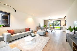 <strong>Maria Lauwershof - Wielsbeke </strong><br /><br />Deze kwalitatieve energiezuinige nieuwbouwwoningen zijn topgelegen, op wandelafstand van de Leie, en nabij scholen, winkels, en openbaar vervoer. Voorzien van een leuk speelplein, voldoende parking, en er is de mogelijkheid te kopen aan 6% BTW. <br /><br />INDELING: inkom en traphal, apart toilet, gezellige lichtrijke leefruimte met open geïnstalleerde keuken met extra ontbijthoek/eilandgedeelte, handige berging/wasplaats. Op het 1ste verdiep bevinden zich de overloop, moderne badkamer (ligbad, douche en dubbele lavabo), en 2 slaapkamers. Op het 2de verdiep bevindt zich de masterbedroom. <br />Leuke tuintjes met terras, en carport met extra tuinberging. <br /><br />TROEVEN: deels opgeleverd dus instapklaar, regenwaterput, warmtepompen, conforme elektriciteit.