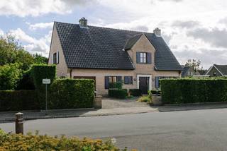 <p><span>OUDENAARDE Instapklare gezinswoning met 4 slaapkamers en zuidgerichte tuin</span></p><p><span>Ruimte, rust en een uitstekende ligging vlak bij het centrum van Oudenaarde: deze degelijke gezinswoning in tijdloze stijl combineert comfortabel wonen met een verrassend groen kader.</span></p><p><span>De woning ligt in een rustige woonwijk, op wandel- en fietsafstand van het centrum en vlak bij scholen, winkels, openbaar vervoer en belangrijke uitvalswegen. Binnen vormt de ruime living met natuurstenen schouw en houthaard het hart van de woning. Grote raampartijen zorgen voor een mooie connectie met de tuin. Aansluitend bevindt zich de royale leefkeuken van Vossaert, volledig uitgerust met toestellen van Miele en Novy.</span></p><p><span>Ook praktisch scoort deze woning bijzonder sterk: een bureau op het gelijkvloers is ideaal voor thuiswerk of vrij beroep, terwijl de aparte wasplaats, koele berging, ingemaakte kasten en zeer ruime zolder voor uitzonderlijk veel bergruimte zorgen.</span></p><p><span>Op de verdieping bevinden zich vier volwaardige slaapkamers, een badkamer met ligbad en dubbele wastafel, een afzonderlijke douchekamer en apart toilet.</span></p><p><span>Buiten wacht een volwassen, onderhoudsvriendelijke en volledig afgesloten zuidgerichte tuin. Het groen van het achterliggende park zorgt voor privacy en een aangenaam uitzicht. Het ruime terras beschikt over automatische zonnewering.</span></p><p><span>Extra troeven zijn de dubbele inpandige garage, carport, ruime oprit, airco in de leefruimte en master bedroom en een zeer recente brander.</span></p>