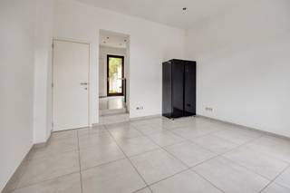 <strong>Volledig gerenoveerde woning met o.a. een bewoonbare oppervlakte van 110 m², 4 slaapkamers, hoge plafonds, aangename tuin en uitstekende ligging in het centrum van Tienen. EPC label B. </strong><br /><br />De woning beschikt op het gelijkvloers over een woonkamer, keuken en badkamer. Via de keuken heeft u toegang tot de aangename tuin. <br /><br />Op de eerste verdieping bevindt zich een nachthal, 2 slaapkamers en een badkamer. <br /><br />De tweede verdieping is toegankelijk met een vaste trap en bestaat uit een nachthal, 2 slaapkamer en apart toilet. <br /><br />De woning beschikt over een goede verkeerstechnische ligging t.o.v. station, E40, winkels, scholen, restaurants, openbaar vervoer, etc. <br /><br />Interesse? Bel naar 0496 07 89 48.