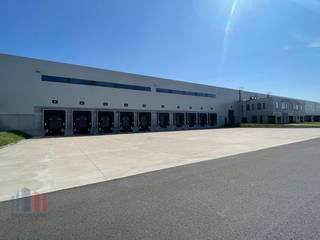 Nieuwbouw state of the art logistiek magazijn van 21.971 m² in combinatie met 946 m² instapklare kantoorruimte. De geklimatiseerde loods...