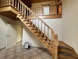 <p><strong>Ruime gezinswoning te huur – Rustig gelegen met 4 slaapkamers, garage en tuin</strong><br />Op zoek naar een instapklare, ruime woning in een rustige buurt, maar toch met vlotte verbindingen? Dan is deze woning precies wat u zoekt!<br />Gelegen in een rustige straat, op loopafstand van gemeentelijke basisschool, op slechts 5 minuten rijden van de E19 (Antwerpen – Breda), combineert deze woning het beste van twee werelden: rust én bereikbaarheid.<br /><strong><br />Indeling beneden:</strong><strong><br /></strong>Ruime en lichtrijke <strong>living</strong> met tal van mogelijkheden qua inrichting<br />Aparte, zeer <strong>ruime keuken</strong> met plaats voor een grote eettafel – ideaal voor gezellige familiemomenten<br />Praktische <strong>berging</strong> met aansluiting voor wasmachine en droogkast + aparte <strong>douche</strong><br /><strong>Inpandige garage</strong> met directe toegang tot de woning</p>
<p><strong>Indeling boven:</strong><br /><strong>4 volwaardige slaapkamers</strong><br /><strong>Badkamer</strong> met zowel <strong>bad als douche</strong> – comfort voor het hele gezin</p>
<p><strong>Buitenruimte:</strong><br /><strong>Overdekt terras</strong> voor lange zomeravonden<br /><strong>Ingesloten tuin</strong> met recent nieuw aangelegde gazon – kindvriendelijk en onderhoudsvriendelijk</p>
<p><strong>Extra troeven:</strong><br />Verwarming op <strong>gas</strong> met <strong>nieuwe condensatieketel</strong> – energiezuinig<br /><strong>Momenteel worden schilderwerken uitgevoerd</strong>, waardoor de woning fris en instapklaar zal zijn voor de nieuwe huurder<br /><strong>Rolluiken</strong> voorzien<br /><strong>Bezichtigingen zijn mogelijk</strong>, ook al zijn er nog geen binnenfoto’s beschikbaar<br /><br />Laat deze kans niet voorbijgaan en plan vandaag nog uw bezoek in. Deze woning biedt ruimte, comfort en een uitstekende ligging!</p>