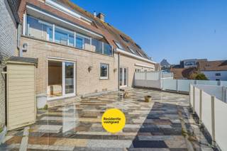 In het hart van Oudenburg bevindt zich dit verzorgd 2-slaapkamerappartement met een uitzonderlijk groot en zongericht terras van maar liefst 63 m². Een echte buitenoase midden in het centrum, ideaal om in alle rust van de zon te genieten.<br /><br />Het appartement is gelegen in een gebouw van 1996 en beschikt over een bruikbare vloeroppervlakte van 96 m². <br /><br />Bij het betreden van het appartement kom je in de inkomhal met een apart gastentoilet en lavabo. De ruime en lichtrijke leefruimte is afgewerkt met een tegelvloer en beschikt over videofonie en een schouw met elektrische kachel. Aansluitend bevindt zich de open keuken, die praktisch is ingericht met een granieten werkblad, elektrische kookplaat, dubbele spoelbak, vaatwasmachine, combi-oven en frigo.<br /><br />Verder is er een berging/wasplaats met aansluiting voor de wasmachine, boiler en zekeringskast. Via de nachthal bereik je de twee slaapkamers, die beide toegang geven tot het ruime terras. De badkamer is uitgerust met een ligbad, douchecabine en een dubbele lavabo met meubel.<br /><br />Dankzij de centrale ligging, het grote zonneterras en de twee volwaardige slaapkamers is dit appartement bijzonder geschikt als eigen woonst of als interessante investering!<br /><br />Interesse? Contacteer ons en plan uw bezoek in!