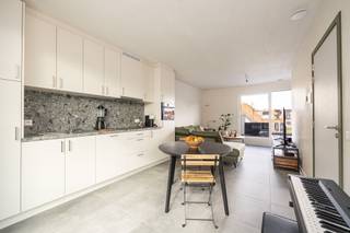 <h3><span>Nieuwbouw appartement met ruim terras in Mortsel</span></h3><h3><span> </span></h3><p><span>In een rustige en vlot bereikbare omgeving in Mortsel bevindt zich dit </span><span>energiezuinige nieuwbouwappartement</span><span> gelegen aan </span><span>Oudebaan 1</span><span>.</span></p><p><span>Dit appartement combineert modern wooncomfort met kwalitatieve afwerking en een doordachte indeling.</span></p><p><span> </span></p><p><span>Het appartement beschikt over </span><span>één volwaardige slaapkamer </span><span>en geniet van een </span><span>ruim terras</span><span>, ideaal om in alle rust te ontspannen of gezellig buiten te vertoeven.</span></p><p><span>Dankzij de aanwezigheid van </span><span>vloerverwarming</span><span> en </span><span>zonnepanelen</span><span> woont u hier niet alleen comfortabel, maar ook toekomstgericht en energie-efficiënt.</span></p><p><span>De afwerking gebeurt met </span><span>kwalitatief hoogstaande materialen</span><span>, wat zorgt voor een hedendaagse uitstraling en een duurzame woonkwaliteit.</span></p><p><span> </span></p><p><span>Extra troeven:</span></p><ul><li><span>Hoogwaardige materiaalkeuzes</span></li><li><span>Kleinschalige blok</span><span> zonder lift (zéér lage gemeenschappelijke kosten)</span></li><li><span>Ventilatie D+</span><span> met warmterecuperatie en CO2-sensoren;</span><span> </span></li><li><span>Zonnepanelen</span><span>, afzonderlijk </span><span>per appartement</span><span> op individuele meter (1.750Wp)</span><span> </span></li><li><span>BEN </span><span>appartement</span></li><li><span>Gemeenschappelijke kelder </span></li><li><span>Privatieve kelder </span><span>(verplicht bij aan te kopen aan € 14.880 / € 14.240 / € 11.050 / € 9.180 excl. btw)</span></li><li><span>Mogelijkheid tot aankoop van een </span><span>autostaanplaats aan € 27.500 excl. btw</span></li><li><span>Nieuwbouw aankoop onder </span><span>btw-stelsel (21%)</span></li><li><span>Ideaal als eigen woonst of als investering</span></li></ul><p><span> </span></p><p><span>De </span><span>verdeling tussen het grondaandeel en de constructie</span><span> kan u terugvinden op onze website.</span></p><p><span> </span></p><p><span> </span></p><p><span>Gratis schatting van uw eigendom? Aarzel zeker niet ons te contacteren.</span></p><p><span> </span></p>