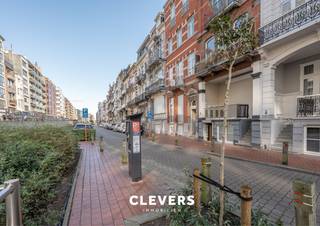 In een kleine residentie, zonder lift, gelegen op een zucht van de zeedijk van Blankenberge, ligt dit keurig onderhouden 2 slaapkamer appartement...