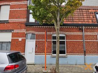 IDEALE STARTERSWONING OF INVESTERING VOOR VERHUUR!!! Deze charmante verder te renoveren dorpswoning (Belzele) bestaat uit: Gelijkvloers: inkomhal/traphal, woonkamer, berging onder trap, keukentje, badkamer, koer, berging/wasplaats. 1e verdieping: 1 grote slaapkamer, dressing of bureauruimte (mogelijkheid om te vormen naar bijkomende slaapkamer met mezzanine), zolderruimte. Dubbel glas, nieuwe centrale verwarming op aardgas, elektriciteit 100% goedgekeurd, woning asbestveilig (geen asbesthoudende materialen gevonden). Woning vrij ten laatste 6 maanden na verlijden akte (mits betaling bezettingsvergoeding). Bezoek enkel mogelijk op afspraak met Immo-X via mail.