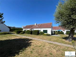 Te koop: een charmant vakantiehuisje in de residentie ’T Veld (Heidestraat 100, Westende). Dit op te frissen huisje beschikt over 2 slaapkamers...
