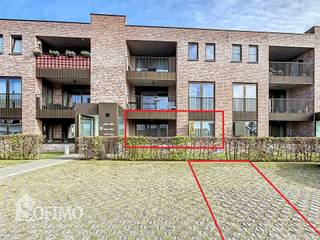 Gelijkvloers appartement met autostaanplaats en twee terassen in centrum PoperingeHet appartement omvat een lichtrijke leefruimte met volledige...