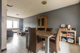 Woning met 2 slaapkamers, tuin, garage en garage- uitweg achteraan (extra parkeerplaats). Energielabel D (bijna C)