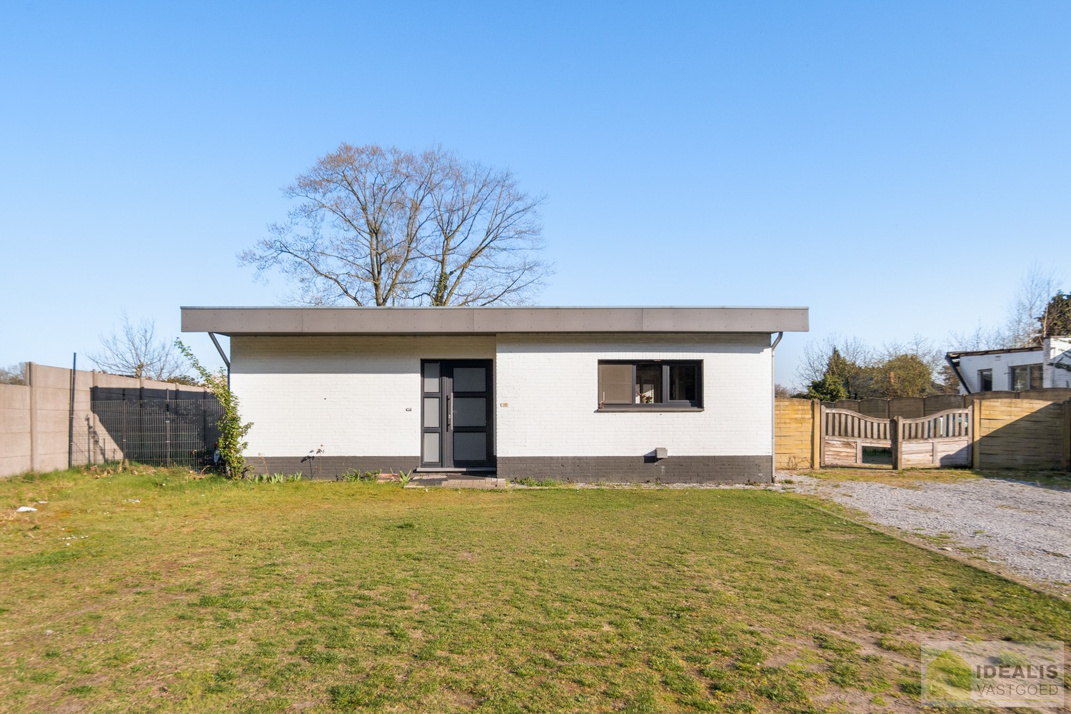 IDEALIS VASTGOED - CHARMANTE INSTAPKLARE GEZINSWONING MET EEN LICHTRIJKE LEEFRUIMTE, MODERNE OPEN KEUKEN MET KOOKEILAND, 3 RUIME SLAAPKAMERS EN BADKAMER. DE WONING IS GELEGEN OP EEN PRACHTIG PERCEEL VAN 12A 68CA! Deze knappe bungalow omvat een aangename 1 - foto 2