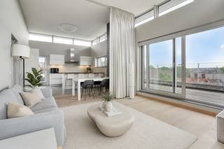 Exclusieve penthouse met panoramisch uitzicht en ruime terrassen van samen 40 m² in hartje Leuven<br /><br />Op een rustige en gegeerde locatie binnen de Leuvense stadsring bevindt zich deze uitzonderlijke penthouse. Op wandelafstand van Gasthuisberg, IMEC, KBC, het historische stadscentrum en alle dagelijkse voorzieningen geniet u hier van een unieke combinatie van rust, privacy en een uitstekende bereikbaarheid.<br /><br />Deze penthouse onderscheidt zich door de hoge plafonds, grote raampartijen en overvloedige lichtinval. De ruime leefruimte sluit naadloos aan op de uitgeruste open keuken, met aansluitend een praktische berging.<br /><br />Een grote troef zijn de terrassen van in totaal 40 m², die het appartement omringen. Dankzij de verschillende oriëntaties geniet je de hele dag van de zon of schaduw én van een prachtig uitzicht over Leuven. Vanuit zowel de leefruimte als de twee volwaardige slaapkamers heeft u rechtstreeks toegang tot de terrassen, waardoor binnen en buiten naadloos in elkaar overvloeien. Verder beschikt het appartement over een badkamer en een parketvloer die doorheen het appartement voor een tijdloze uitstraling zorgt.<br /><br />De recent heraangelegde Kaboutermansstraat als woonerf zorgt voor een rustige, veilige en aangename woonomgeving.<br /><br />Bij het appartement hoort een ondergrondse autostaanplaats (aankopen aan €30.000). Daarnaast is er de mogelijkheid om een tweede ondergrondse staanplaats aan te kopen.<br /><br />Bent u op zoek naar een lichtrijke penthouse met royale buitenruimtes, een hoogwaardige afwerking en een uitzonderlijke ligging in Leuven? Contacteer Anne-Leen 0495/138.111