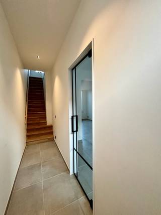 Welkom in de Koning Boudewijnstraat 12 te Kuurne. Deze prachtig gerenoveerde woning bevindt zich op wandelafstand van centrum Kuurne.<br /><br />Op het gelijkvloers hebben we de inkomhal die toegang geeft tot de lichtrijke leefruimte die opgedeeld is in 2 delen. Via de leefruimte komen we terecht in de luxueus afgewerkte keuken waar alle nodige toestellen aanwezig zijn. Via een dakkoepel geniet u de volledige dag van een lichtrijke keuken. Verder beschikt de keuken over een berging waar plaats is voor een wasmachine en droogkas. Tenslotte biedt deze woning nog een zonneterras en toilet op het gelijkvloers.<br /><br />Op het eerste verdiep bevindt zich een ruime slaapkamer, toilet en een prachtige badkamer met bad, douche en dubbele lavabo. De badkamer is voorzien van automatisch ventilatiesysteem.<br /><br />Tenslotte is er nog een ruime slaapkamer op het tweede verdiep. Deze is voorzien van twee velux ramen zodat er de hele dag door licht binnenkomt.<br /><br />TROEVEN WONING:<br />- Prachtig gerenoveerd -> volledig instapklaar<br />- Zonnepanelen<br />- Lichtrijk <br /><br />Bent u geïnteresseerd in deze woning? Neem dan vrijblijvend contact op met norman@vastgoednorman.be of bel naar 0479/40.24.84!