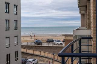 * Dit twee slaapkamer appartement is gelegen in het rustige Mariakerke. * Vanop de derde verdieping geniet je er zowel van veel zonlicht als van...