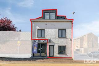 In het landelijke Zarlardinge bevindt zich dit verrassend ruime en instapklare duplexappartement met aparte privatieve ingang. De woonst combineert een praktische indeling met veel lichtinval en een warme, karaktervolle uitstraling dankzij de zichtbare houten dakstructuur. Via de afzonderlijke inkomhal kom je binnen in het appartement, waarna de trap je naar de nachthal brengt. Het appartement biedt een verzorgde badkamer met ligbad, inloopdouche en dubbele lavabo, een toilet en een praktische wasruimte. De verschillende kamers kunnen flexibel worden ingericht als slaapkamer, dressing, bureau of hobbyruimte, waardoor de woning zich perfect aanpast aan verschillende woonbehoeften.<br />Op de hoogste verdieping kan u de leefruimte terugvinden. Deze vormt het hart van de woning en biedt plaats voor een gezellige zithoek, een eetgedeelte en een volledig ingerichte open keuken. De grote ramen en dakvensters zorgen voor een aangenaam open gevoel, terwijl de authentieke houten balken extra charme toevoegen.<br />De keuken is ruim opgevat en beschikt over veel werk- en opbergruimte. Dankzij de neutrale afwerking, lichte vloeren en goed onderhouden staat is dit appartement volledig instapklaar. Een ideale woonst voor wie op zoek is naar ruimte, comfort en karakter op een centrale locatie, met het bijkomende voordeel van een volledig aparte ingang.<br />Kom jij graag deze eigendom bezoeken? Mail dan naar info@localsvastgoed.be of bel naar 054 23 53 83.
