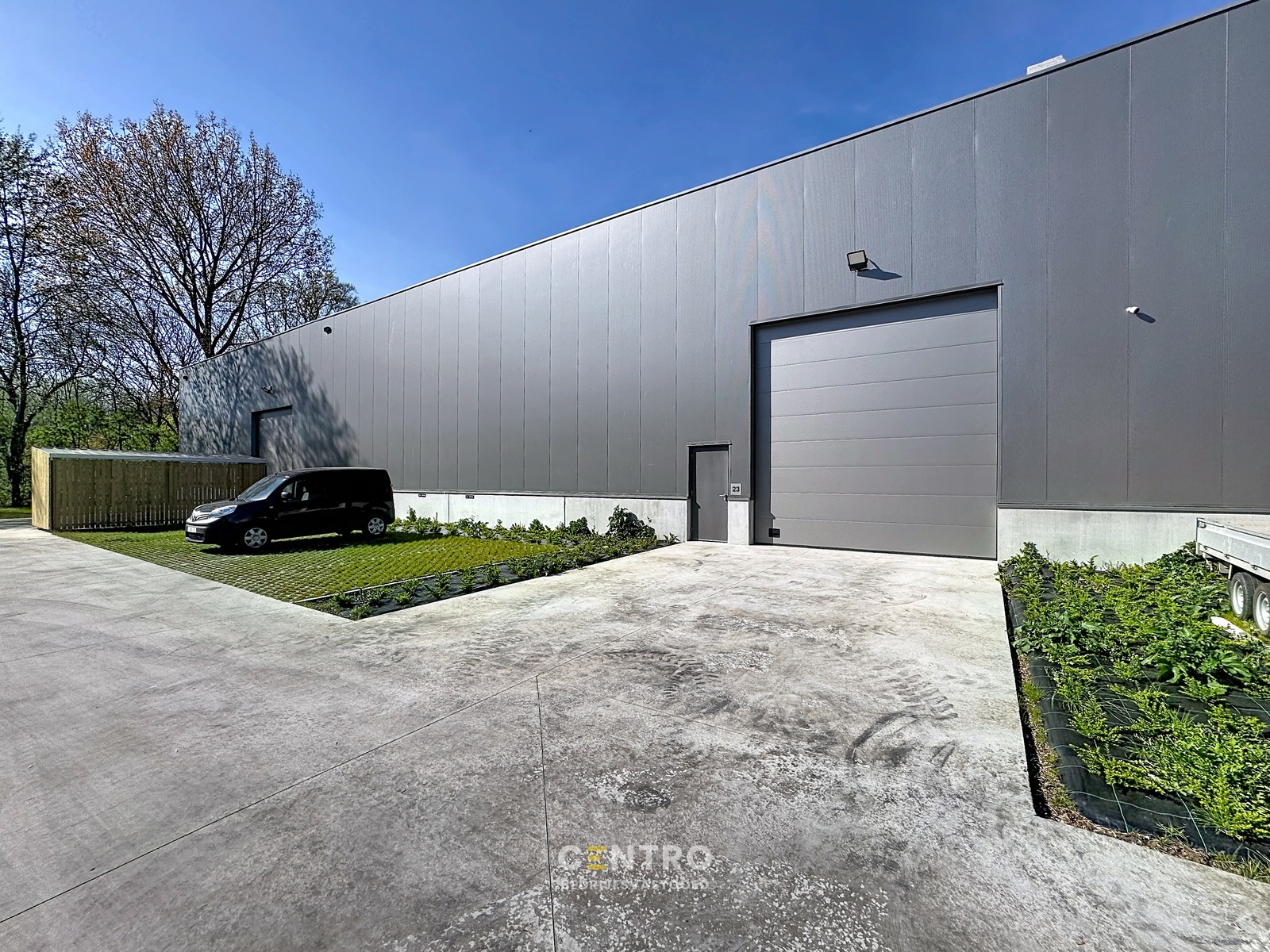NB KMO-UNIT (411.55m²) te koop met 2 private parkeerplaatsen voor de deur, elektrische sectionaalpoort en sanitair blok op industriezone "Herdersbrug" te 8000 Brugge - photo 2