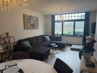 <p>Bent u op zoek naar een charmante woning met ruimte, comfort én een uitstekende ligging? Deze karaktervolle rijwoning in de Schoolstraat 6 bevindt zich in het hart van Meerhout, vlakbij de lagere school en met alle voorzieningen op wandelafstand. Ideaal voor wie geen tuinonderhoud wenst, maar toch de vrijheid van een eigen woning wil behouden zonder over te stappen naar een meergezinswoning.</p>
<p>U wordt verwelkomd in een stijlvolle inkomhal met een prachtige vloer en een authentieke trap die meteen de toon zet. De gezellige leefruimte met parketvloer straalt warmte en sfeer uit. Aansluitend vindt u de nagelnieuwe keuken, afgewerkt met zeer degelijke en kwaliteitsvolle materialen en voorzien van alle hedendaags comfort.</p>
<p>De badkamer is praktisch en comfortabel ingericht met een ligbad, een dubbele lavabo en een douche.</p>
<p>Buiten geniet u van een ruime koer/terras met een deels overdekte zone, ideaal om ook bij minder goed weer gezellig buiten te zitten.</p>
<p>Op de eerste verdieping bevindt zich een ruime wasplaats met toegang tot een aangenaam dakterras. Verder zijn er twee volwaardige slaapkamers met daartussen een ruime dressing. Via een vaste trap bereikt u de afgewerkte zolderverdieping, waar perfect een derde slaapkamer, bureau of hobbyruimte kan worden ingericht.</p>
<p>Extra troeven zijn de parkeermogelijkheid vlak voor de deur en de optie om een nabijgelegen garage (momenteel gehuurd door de eigenaar) over te nemen.</p>
<p>Troeven:</p>
<ul>
<li>Centrale ligging in Meerhout, vlakbij school en voorzieningen</li>
<li>Ideaal voor wie geen tuinonderhoud wenst</li>
<li>Karaktervolle inkomhal met authentieke elementen</li>
<li>Gezellige leefruimte met parket</li>
<li>Nagelnieuwe keuken met kwaliteitsvolle materialen</li>
<li>Badkamer met ligbad, douche en dubbele lavabo</li>
<li>Ruime koer/terras met overdekte zithoek</li>
<li>Dakterras op de eerste verdieping</li>
<li>2 slaapkamers + dressing + afgewerkte zolderkamer</li>
<li>Parkeermogelijkheid voor de deur</li>
<li>Mogelijkheid tot overname huur garage</li>
</ul>
<p>Interesse? Neem contact op voor een bezoek en ontdek zelf de charme, kwaliteit en praktische indeling van deze woning.</p>