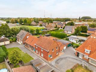 Te renoveren HOB met veel potentieel. Deze halfopen gezinswoning is een interessante opportuniteit voor wie op zoek is naar een woning die volledig naar eigen smaak kan worden gerenoveerd. Dankzij de grote raampartijen geniet de woning van een aangename lichtinval en biedt de indeling verschillende mogelijkheden.Achteraan bevindt zich een gezellige, onderhoudsvriendelijke tuin, ideaal om in alle eenvoud van de buitenruimte te genieten.Een extra troef is de mogelijkheid om de naastgelegen woning/perceel aan te kopen, wat extra perspectieven biedt voor wie meer ruimte zoekt.De woning is bovendien strategisch gelegen nabij belangrijke invalswegen, waardoor verschillende steden en gemeenten vlot bereikbaar zijn. Meer info? tessa@immobeguin.be