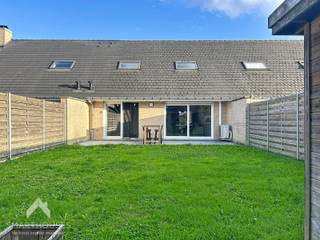 <p>Instapklare woning in een rustige en kindvriendelijke omgeving bestaande uit een inkomhal met afzonderlijk toilet, ruime woonkamer met eet-en zithoek, Polyvalente ruimte (speel of bureauhoek), ruime open keuken, garage met sectionale poort + was/bergplaats en een onderhoudsvriendelijke privatieve tuin met groot terras en tuinberging. Op het verdiep zijn 3 volaardige slaapkamers, nachthal met bergruimte, recent vernieuwde badkamer (inloopdouche, ligbad en mooi lavabomeubel) en een trapluik naar de geïsoleerde zolder.</p>
<p></p>
<p>Extra troeven:</p>
<ul>
<li>Energiezuinig</li>
<li>Voorzien van 12 zonnepanelen</li>
<li>Airco’s (gelijkvloers en verdieping)</li>
<li>Conforme keuring elektriciteit</li>
<li>Regenwaterput van 10.000L</li>
<li>Waterontharder</li>
<li>Doodlopende straat</li>
<li>Rustige en kindvriendelijke omgeving</li>
<li>In de nabijheid van scholen, winkels en openbaar vervoer</li>
<li>Instapklaar</li>
</ul>
<p></p>
<p>Deze woning is te koop zonder makelaar via het concept van Smart Houses! Verdere inlichtingen of bezoek? Contacteer rechtstreeks de eigenaar via <span>+32498687799</span></p>