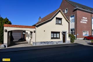 Welkom in dit charmante huis in Herenthout, een parel met een bruikbare oppervlakte van 145m² op een perceel van 185m². Deze woning biedt twee...