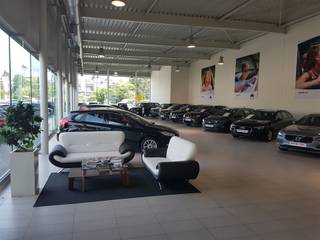 Showroom van 700m² met magazijn 2 x 850m² te huur op zichtlocatie.Het is volledig instap klaar en gelegen op een super locatie langsheen de ring van...