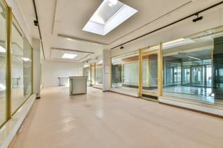 Amazing good located commercial property/ store with good visibility on the sea dike in Blankenberge! Located central in the famous shopping gallery 'Excelsior' around of a lot of other boutiques. Provided of big windows! Has a commercial space of +- 30m². Possibility to buy the adjacent retail space (Vg, Wg, Gdv, Gvkr, GVv) - EPC 591 kWh/m² - Ref: 19816