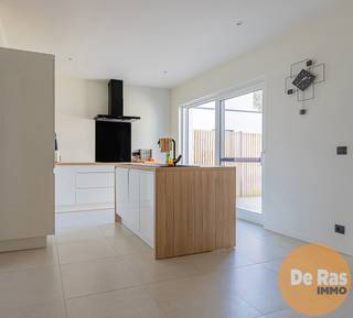 OORDEGEM - EERSTE BEZOEKMOMENT: Zat. 21/3 - 10u (op afspraak 053/60.65.60).Ruime energiezuinige woning gelegen te Oordegem!Deze volledig vernieuwde...