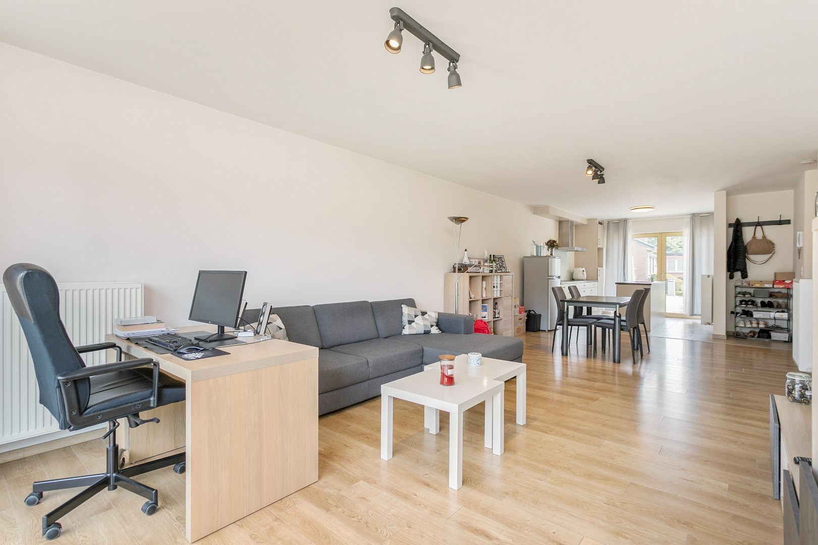 Modern, gelijkvloers appartement met 2 slpk, ondergrondse parking en tuin. - foto 4