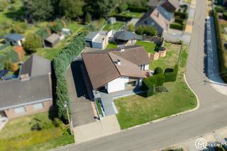 <h2><span>In het groene Spalbeek (Hasselt) op een zeer rustige locatie vind je deze ruime en uitstekend onderhouden woning op een mooi perceel. </span></h2>
Zelden kom je een woning tegen die zo perfect onderhouden is.<br />De woning heeft een ruime inkomhal met vestiaire en apart toilet.<br />Er is een grote leefruimte met veel lichtinval, een schuifraam naar het terras en een open haard. Bijkomende is er een gezellige zitkuil met surround systeem, indirecte verlichting en een bar.<br />Vervolgens is er een heel ruime, vernieuwde keuken met grote ontbijthoek, veel lichtinval, alle benodigde toestellen, deur naar het achterliggend terras en toegang tot nachthal en deur naar kelder.<br />Er zijn 3 slaapkamers, een nieuwe badkamer met hangtoilet, grote inloopdouche, badmeubel en elektrisch bedienbare rolluikkast voor wasmachine en droogkast. <br />Via een luik bereik je de zeer goed geïsoleerde zolder.<br /><br />De woning is volledig onderkelderd met een kelderhoogte van ca. 2,19 m. Deze ruime kelder geeft tal van mogelijkheden: atelier, hobbyruimte, sportkamer, speelruimte, ... Ook de kelder is perfect onderhouden en is rechtstreeks toegankelijk vanuit buiten.<br /><br />Buiten is er een omheinde en private tuin met terrassen, sfeervolle siermuur en groot overdekt terras met BBQ, verlichting en muziek.<br /><br /><strong>Troeven van deze woning te koop in Hasselt:</strong>
<ul>
<li>Rustige ligging in Spalbeek</li>
<li>Mooi perceel met veel privacy</li>
<li>Gezellige zitkuil met surroundinstallatie</li>
<li>Grote, vernieuwde en volledig uitgeruste keuken</li>
<li>Volledig vernieuwde badkamer met grote inloopdouche</li>
<li>Drie volwaardige slaapkamers met parketvloer</li>
<li>2 slaapkamers werden vernieuwd met volledige wand inbouwkasten en de parket werd opgeschuurd en geolied</li>
<li>Volledig onderkelderd met kelderhoogte van ca. 2,19 m</li>
<li>Zeer goed geïsoleerde zolder</li>
<li>Elektrische installatie conform</li>
<li>Onderhouden condensatieketel</li>
<li>EPC C</li>
<li>Asbestveilig</li>
<li>Volledig omheinde tuin</li>
<li>Tuinverlichting, automatisch besproeiingssysteem, borrelstenen</li>
<li>Overdekt tuinterras met BBQ, verlichting en muziek</li>
<li>Ruime garage en bijkomende carport</li>
<li>Buitenzijde van de woning opnieuw geschilderd in 2023</li>
</ul>
Wil je deze woning te koop in Spalbeek, Hasselt bezoeken? Contacteer ons via Optie M vastgoed I carine@optie-m.be I 0478/41 58 70.<br />Wil je weten wat jouw woning waard is? Contacteer ons via bovenstaande gegevens voor een vrijblijvende waardebepaling.<br />Extra informatie: WGLK/VG/VV/GMO/GVKR