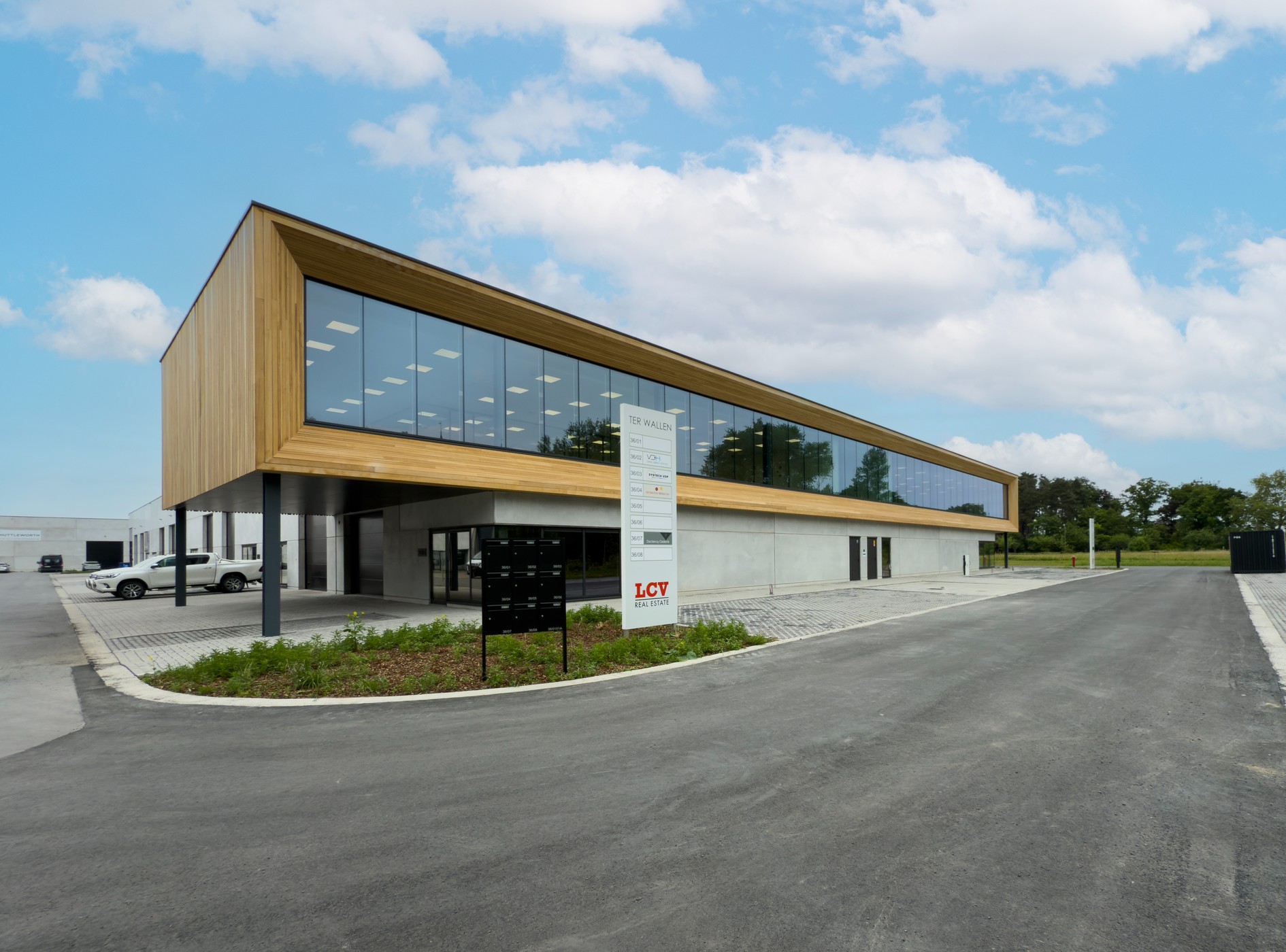 KMO unit 219 m² met kantoor 287m² te Olsene vlak aan E17 - foto 1