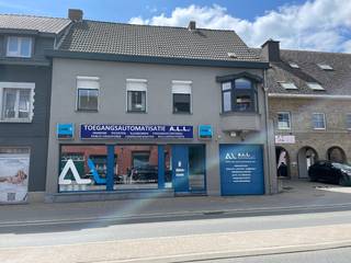 Deze prachtige winkelruimte en showroom in een rijwoning in Merelbeke-Melle is gerenoveerd en klaar om in gebruik te worden genomen. Met...