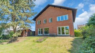 Immo3000 heeft weeral een mooie woning te koop in Linden, vlakbij Leuven. Deze keer een ruime villa met momenteel 4 grote slaapkamers, die mits wat werk op de tweede verdieping kan uitgebreid worden met nog eens 2 extra slaapkamers en een douchekamer.<br /><br />Indeling : royale inkom met gastentoilet, grote living en eetplaats, grote keuken , allen met zicht op de grote tuin, die op haar beurt uitkijkt op het Rood Kasteel van Linden. Annex een grote garage, maar uiteraard ook parkeergelegenheid op je eigen oprit. Op te frissen maar ruime kelder.<br /><br />Eerste verdiep : 4 grote slaapkamers en een op te frissen badkamer.<br />Tweede verdiep : zeer grote zolder, die je gemakkelijk kan afwerken met nog eens 2 grote slaapkamers en een extra badkamer. De woning is onderkelderd.<br /><br />Linden ligt op slechts 5 km fietsafstand van Leuven (station) en heeft zelf scholen en winkels en een ruim aanbod aan ontspanningsmogelijkheden zoals wandelen/fietsen/mountainbiken in Linden bos of langs Wijnkasteel Vandeurzen.<br /><br />Interesse ? Boek dan snel je bezoek via 016 60 3000 of info@immo3000.be, eerst is eerst, de prijs is vast.