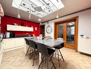 Gelegen nabij alle voorzieningen in het zeer gegeerde dorp Kain, bestaat deze ruime woning als volgt:Gelijkvloers: Inkomhal die toegang biedt tot een...