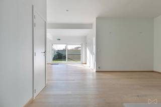 This ready-to-move-in commercial property is strategically located along Tiensesteenweg in Korbeek-Lo and perfectly meets the needs of the...