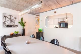 Ontdek dit energiezuinig appartement (EPC A – score 84) in de Lange Beeldekensstraat, op wandelafstand van het Centraal Station en Park Spoor Noord. Het bevindt zich op de eerste verdieping van een modern gebouw (2013) met lift en slechts één appartement per verdieping.<br /><br />Binnen geniet je van een ruime leefruimte met open keuken, warme parketvloeren en betonnen plafonds die een hedendaags loftgevoel creëren. De leefruimte geeft uit op een zonnig terras van 10 m². Verder zijn er een vernieuwde badkamer, apart toilet, berging, airco en videofoon.<br /><br />Momenteel ingedeeld met twee slaapkamers, eenvoudig terug te brengen naar drie. Mogelijkheid tot aankoop van autostaanplaats (€30.000). Centrale, levendige ligging met vlotte verbindingen.