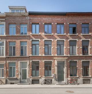 Deze prachtige studentenwoning is gelegen op een perfecte centrumlocatie te Leuven.<br />Op een steenworp van de verschillende faculteiten alsook ontspanningsmogelijkheden biedt deze kleinschalige residentie u een ideale leefomgeving.<br />Het gebouw telt 8 knappe kamers met eigen sanitair dewelke genieten van één gemeenschappelijke keuken. Elke kamer beschikt privatief over een frigo en microgolfoven.<br />Per verdieping bevindt zich steeds een kamer aan de voor- en achterzijde.<br />Elke kamer met haar specifieke troeven zorgt steeds voor een 100% bezettingsgraad.<br />Indien u op zoek bent naar een waardevaste investering op een zeer gegeerde ligging dan dient u hier zeker een bezoek op in te plannen.<br />Overzicht van de huidige huurinkomsten en contracten zijn steeds op aanvraag beschikbaar.<br />Aarzel niet en contacteer ons voor een bezoek ter plaatse! info@covas.be // 016 40 60 20 // www.covas.be