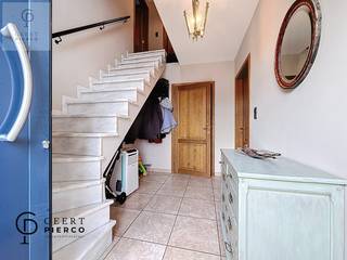 Deze charmante vrijstaande villa bevindt zich op een schitterend perceel van maar liefst 22a 93ca, centraal gelegen in het prachtige en groene Haspengouw.<br /><br />De volledige beschrijving en alle foto's zijn terug te vinden op onze website: <strong>www.pierco.be</strong><br /><br />Neerlanden staat bekend om zijn rustige en landelijke karakter. De combinatie van uitgestrekte vergezichten, mooie wandel- en fietsroutes en een aangename woonomgeving maakt dit de perfecte plek voor wie houdt van ruimte, natuur en levenskwaliteit, terwijl belangrijke verbindingswegen vlot bereikbaar blijven.<br /><br />Bij het binnenrijden van de straat springt meteen het verzorgde karakter van de omgeving in het oog. Mooie woningen en een rustige sfeer zorgen hier voor een bijzonder aangename woonbeleving. De villa zelf is op een comfortabele afstand van de straat gebouwd en beschikt over een ruime oprit van ongeveer 55 m², wat extra privacy en een gevoel van rust creëert.<br /><br />Via de inkomdeur komen we terecht in een ruime ontvangsthal met een afzonderlijk gastentoilet. Onder de elegante marmeren trap werd bovendien praktische bergruimte voorzien, ideaal voor het opbergen van dagdagelijkse spullen.<br /><br />Aan de rechterzijde bevindt zich de royale leefruimte, een lichtrijke plek dankzij de grote raampartijen. Het schuifraam biedt een prachtig uitzicht op de achterliggende tuin en zorgt voor een mooie verbinding tussen binnen en buiten. De pelletkachel vormt hier het gezellige middelpunt en verspreidt een aangename warmte doorheen het gelijkvloers.<br /><br />De afzonderlijke keuken sluit naadloos aan bij de leefruimte en geniet eveneens van een prachtig zicht op het groen. Vanuit de keuken is er directe toegang tot de tuin. Aansluitend vinden we een praktische berging met voorzieningen voor wasmachine en droogkast.<br /><br />Via deze ruimte bereiken we ook de voormalige garage, die momenteel ingericht is als extra slaapkamer met eigen douche en toilet. Deze veelzijdige ruimte kan perfect dienst doen als gastenkamer, praktijkruimte, bureau of als gelijkvloerse slaapkamer.<br /><br />Op de eerste verdieping bevinden zich drie volwaardige slaapkamers. Eén van de kamers beschikt over een aparte dressing. De badkamer bevindt zich centraal op de verdieping en is uitgerust met een ligbad, douche, lavabo en toilet.<br /><br />De grote blikvanger van deze eigendom is zonder twijfel de uitzonderlijk ruime tuin. Dankzij de indrukwekkende oppervlakte biedt deze tal van mogelijkheden en is ze onder meer uitermate geschikt voor dierenliefhebbers. Het houden van paarden behoort hier zeker tot de mogelijkheden. Een extra troef is de achterliggende toegang via een afzonderlijk wegje, wat zorgt voor bijkomend gebruiksgemak.<br /><br />Ook op technisch vlak scoort deze woning sterk. Zo werden in 2016 maar liefst 24 zonnepanelen geplaatst en beschikt de woning over een EPC-label C. Hierdoor geldt er geen renovatieverplichting.<br /><br />Bent u op zoek naar een verzorgde en instapklare woning met veel ruimte, een prachtige tuin en een rustige ligging in een groene omgeving? Dan is deze unieke villa absoluut een bezoek waard en misschien wel uw toekomstige thuis.