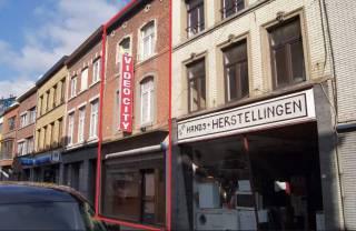 Zeer gunstig gelegen handelspand, op wandelafstand van Grote Markt, met een handelsruimte van 185 m² en tuin op het gelijkvloers. Op het 1e verdiep vinden we een potentiële leefruimte, keuken, slaapkamer en een terras. Op de 2e verdieping vinden we 2 slaapkamers terug alsook een dressing en een badkamer. Er is ook een vaste trap naar de zolder waar ook mogelijkheden liggen. Deze eigendom heeft enorm veel mogelijkheden, maar dient gerenoveerd/afgewerkt te worden.